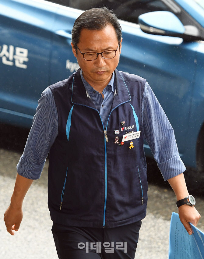 [포토]'불법파업주도' 민노총 김명환 위원장, 경찰 출석