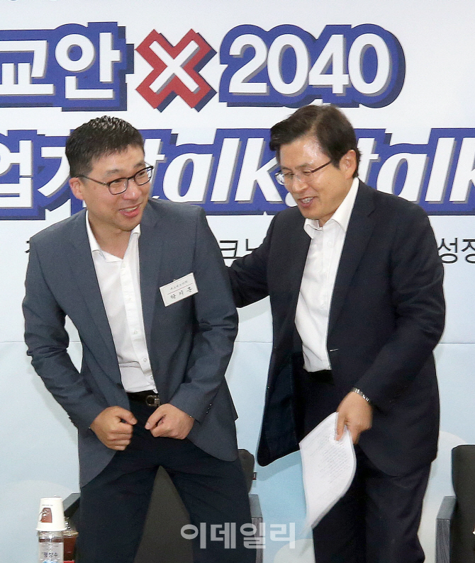 [포토]청년창업가에게 자리 양보하는 황교안 대표