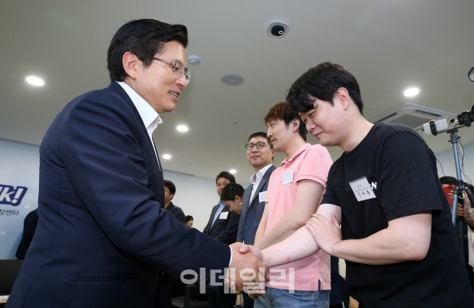 [포토]황교안 대표, 청년창업가들 만나