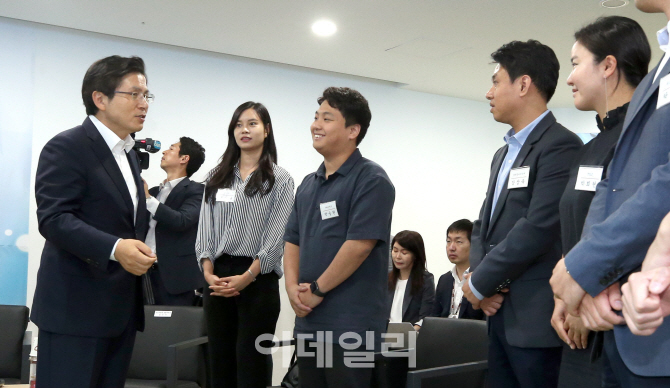 [포토]황교안 자유한국당 대표, 청년창업가들 만나