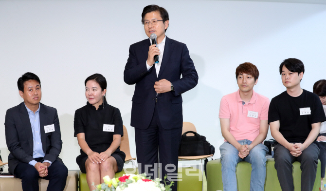 [포토]황교안 대표, 청년창업가와 간담회