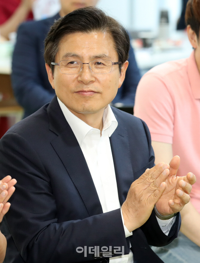 [포토]박수치는 황교안 자유한국당 대표