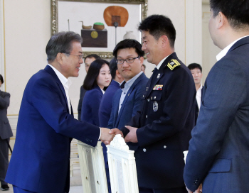 文대통령 “편하게 누리려면 공직 맡을 이유 없다” 기강 확립 강조