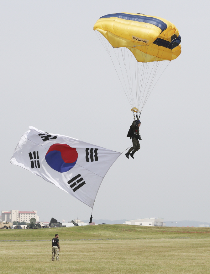 [포토] 태극기를 펄럭이며