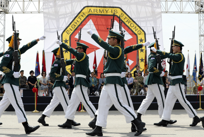 [포토] 미8군 창설 75주년 기념 축하 의장 시범