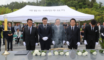 DJ 장남 故김홍일, 5.18 묘지 안장…"동지들과 영면 기도"