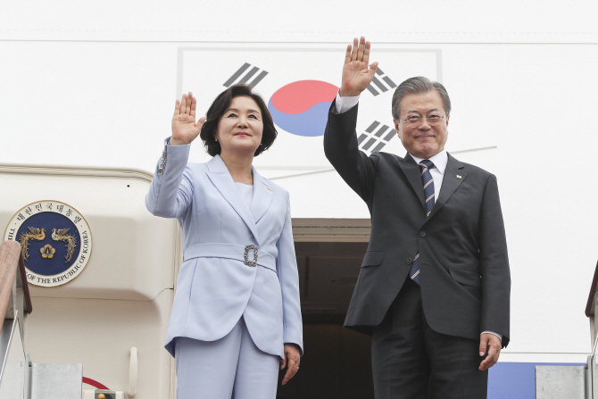 '평화 메시지' 들고 북유럽 향한 文대통령…북미대화 돌파구 모색