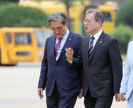 文대통령, 출국 전 문희상 의장과 통화…"국회정상화 노력해달라"