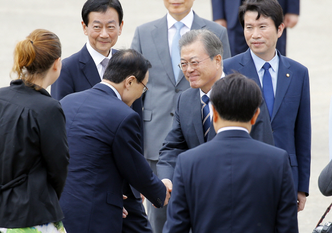 文대통령 "추경안돼 답답"…출국 전 국회정상화 당부