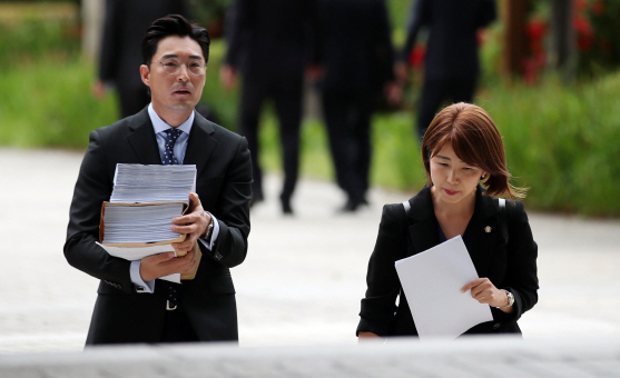 "윤지오, 후원금 돌려달라" 후원자 400여명, 공동소송 제기