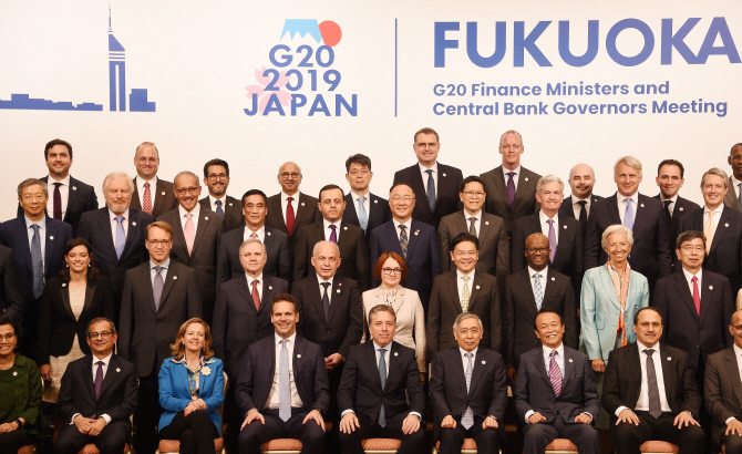 G20 회원국 만난 홍남기 "완화적 통화기조 유지해야"