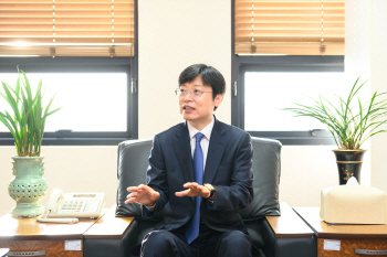 안성진 과학창의재단 이사장 "과학이 어려운 건 잘하는 순으로 줄 세우기 때문"