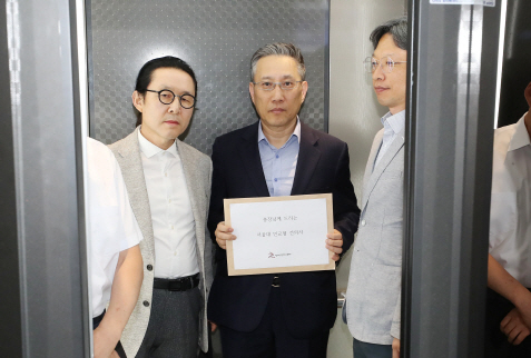동료교수 성추행에 고개숙인 서울대 교수들 "학생들에 부끄럽고 미안"