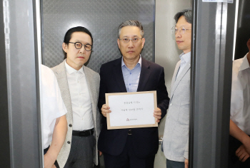 동료교수 성추행에 고개숙인 서울대 교수들 "학생들에 부끄럽고 미안"