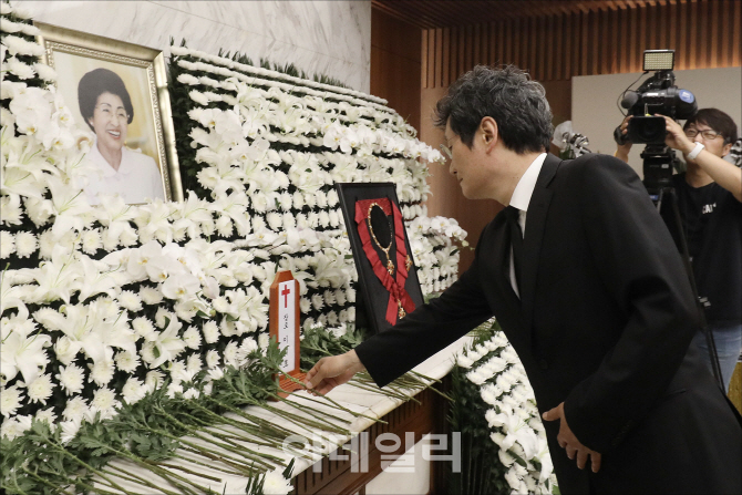 [포토]故 이희호 여사 빈소에 헌화하는 배우 문성근