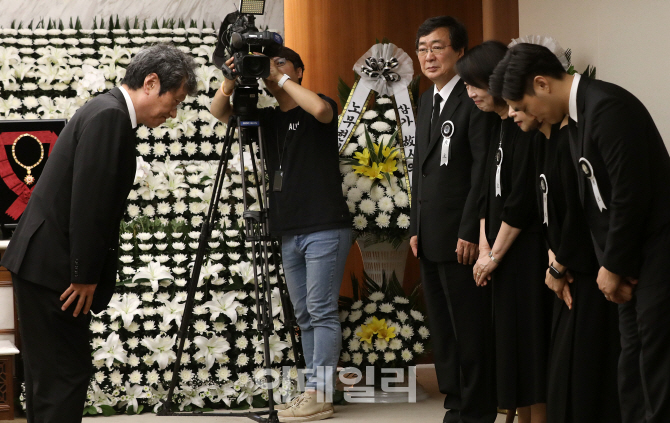 [포토]유가족들과 인사하는 배우 문성근