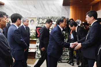 정의용 "北에 이희호 여사 부고 전달한 것으로 알아"…靑조문단 빈소 조문