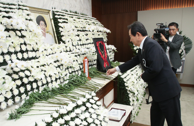 [포토]故 이희호 여사 빈소에 헌화하는 정세균 전 의장