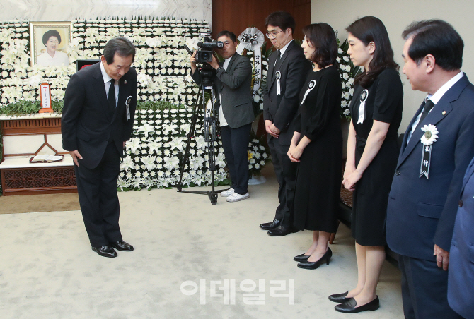 [포토]故 이희호 여사 빈소에서 유족들과 인사하는 정세균 전 의장