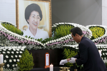 영면에 든 이희호…“하늘서도 평화통일 위해 기도” 작별인사