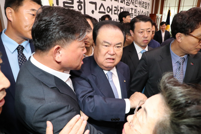文의장 패싱하는 한국당…한국당 몽니냐, 리더십 부재냐