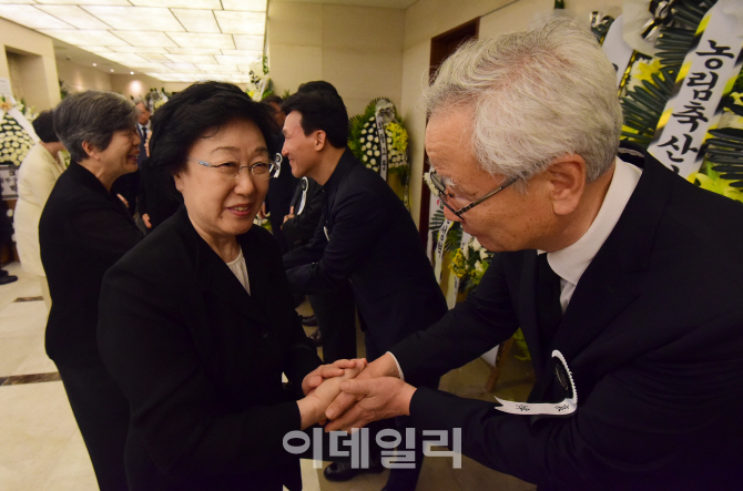 [포토]故 이희호 여사 장례위원들과 인사 나누는 한명숙 전 총리