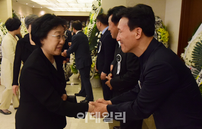 [포토]故 이희호 여사 장례위원들과 인사 나누는 한명숙 전 국무총리