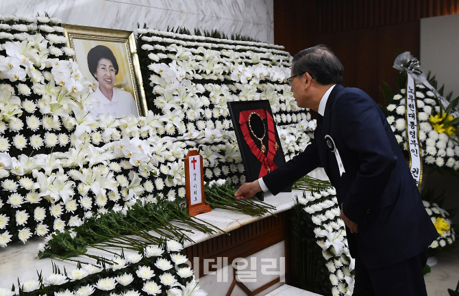 [포토]故 이희호 여사 빈소에 헌화하는 김황식