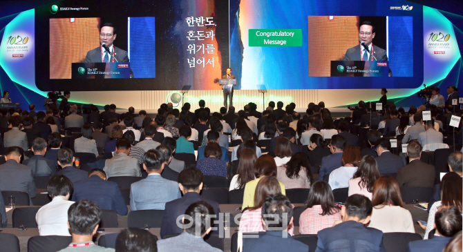 [포토]'제10회 이데일리 전략포럼' 축사하는 홍영표 더불어민주당 전 원내대표