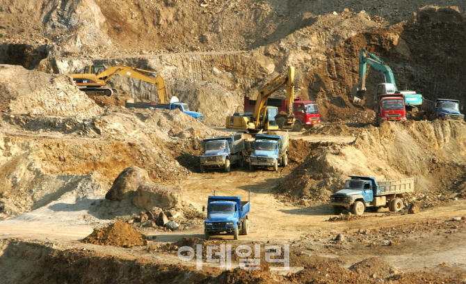 中희토류 무기화 위협에 美, 호주·캐나다서 광물자원 개발