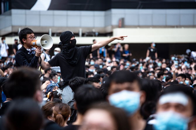 홍콩, 대규모 시위에 '범죄인 인도법' 심사 연기