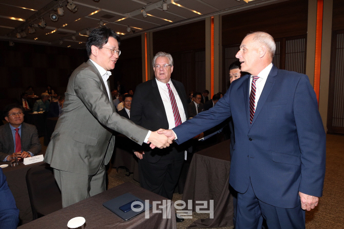 [포토]악수하는 존 켈리-조원태