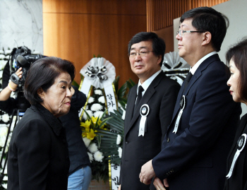 이순자, 남편 전두환 없이 故이희호 빈소 찾아...'김대중 사형' 악연