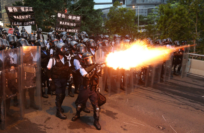 '범죄인 인도 법안' 반대 홍콩 민심 폭발…결국 심의 연기