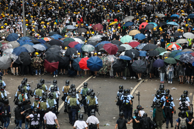 메이 英총리, 홍콩 시위에 입열어.."권리와 자유 보장해야"