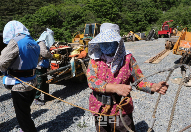 칼·절단기 쓰고 불법사찰까지…밀양송전탑사건, 경찰 규정 어겼다