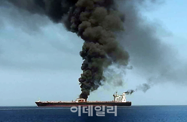 美·이란, 유조선 피격 또 '책임공방'…日아베 '의문의 1패'(종합)
