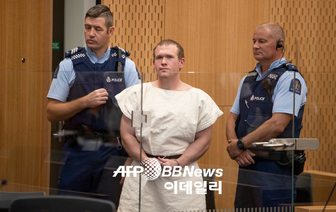 '뉴질랜드 이슬람 사원' 총격범, 무죄 주장…법정서 웃음 보이기도