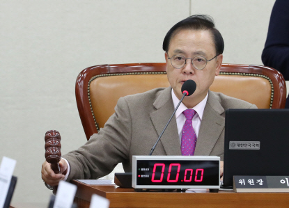 이명수 한국당 인재영입위원장 “공천 보장해달란 사람은 못 받아”