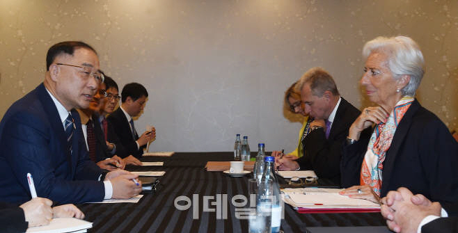 경제성장률 2.7→2.5% 하향 검토…"재정확대·금리인하 필요"