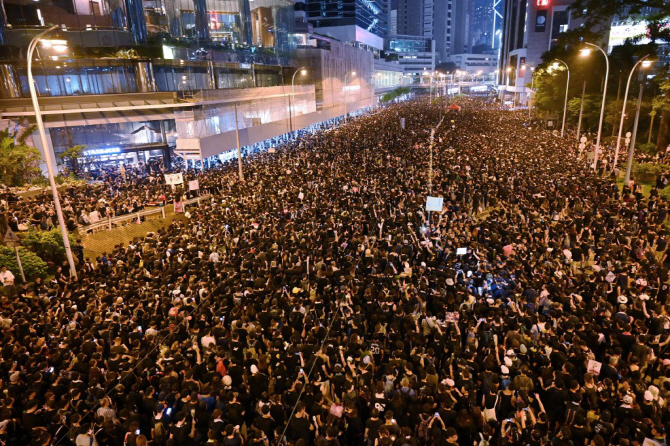 '검게 물든' 홍콩…행정장관 사과에도 200만명 시위 물결