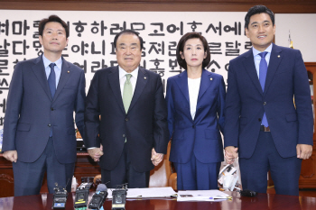 文의장-3당 원내대표 만났지만…완전한 국회 정상화 '불발'