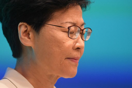 고개 숙인 캐리람…"문제 해결 까지 송환법 추진 안해"