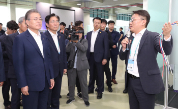 文대통령, 제조업 부흥 비전 선포…세계 4대 제조강국 도약 강조