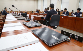 합의한 기재위 돌연 불참, 한국당 "국회 복귀로 오해해서…"