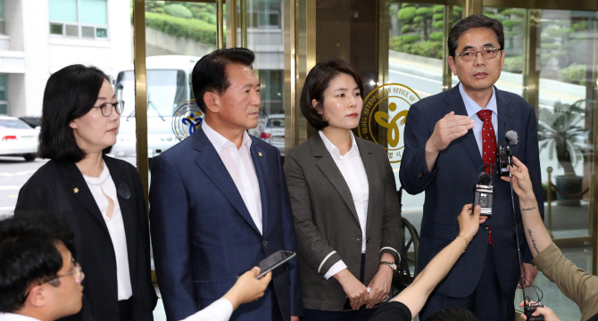 한국당, '대통령 외손자 학적서류 제공자 징계' 조희연 항의방문