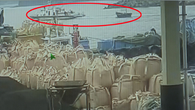 '노크 귀순' 보다 대담한 "휴대전화 좀"...당시 CCTV 보니