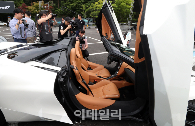 [포토]전량 영국에서 수제작'하는 맥라렌 720S 스파이더'의 실내