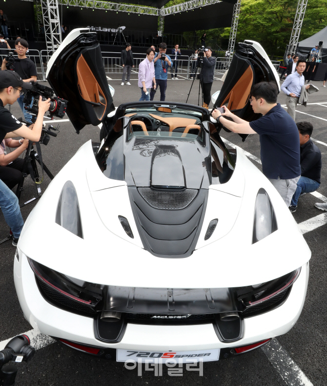 [포토]전량 영국에서 수제작'하는 맥라렌 720S 스파이더'의 뒤태