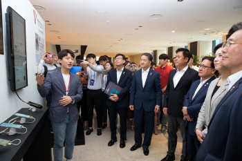 SK텔레콤 '5G 현장' 찾은 장관들과 공정거래위원장, 발언은 온도차